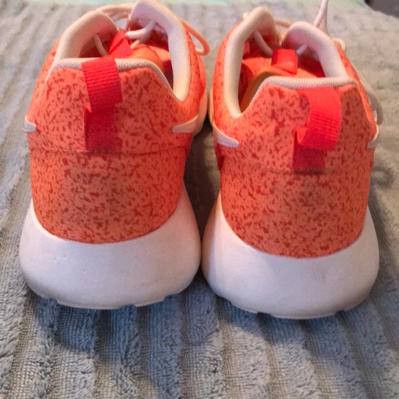 Woman’s Nike Roshe - Picture 3 of 5